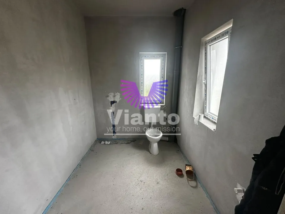 Individual house with 4 rooms 210 sqm and land 727 sqm in Cisnadie