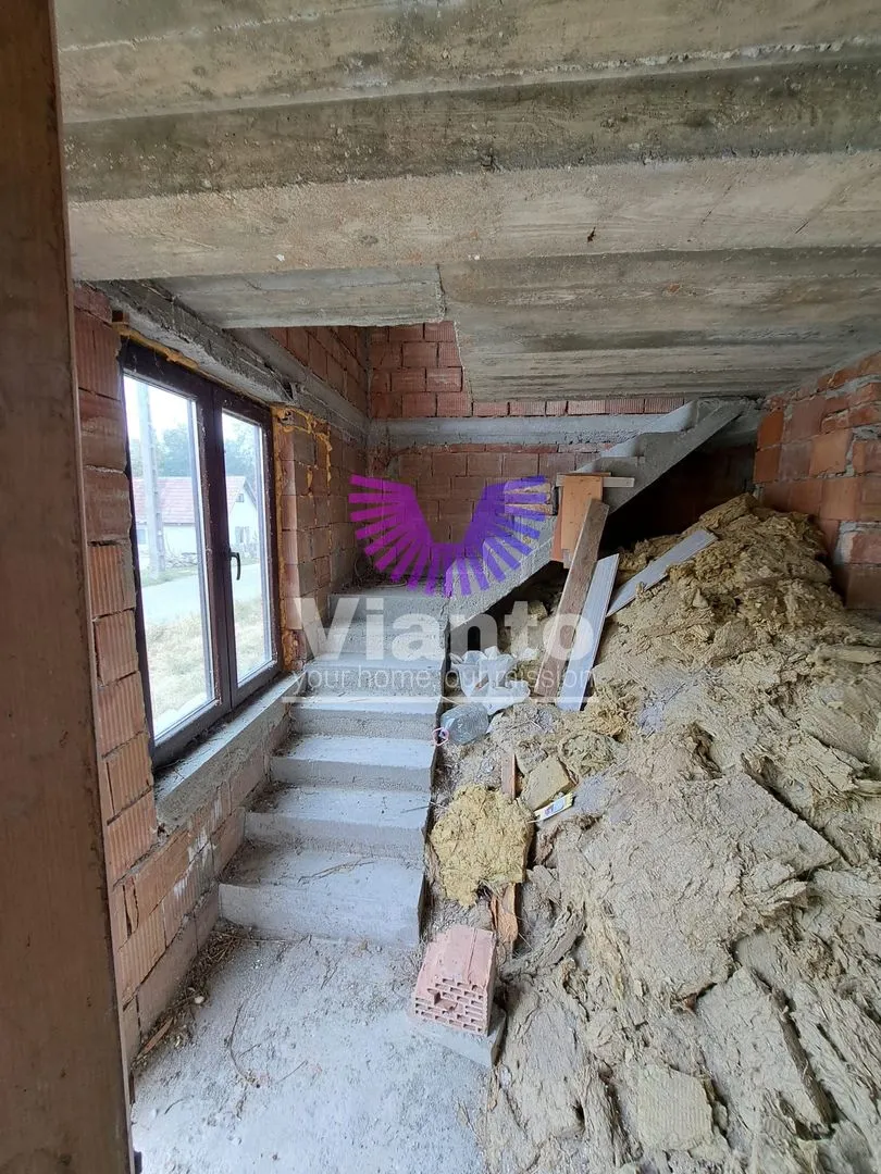 CASA 4 CAMERE 136 MPU SI TEREN 825MP IN DAIA