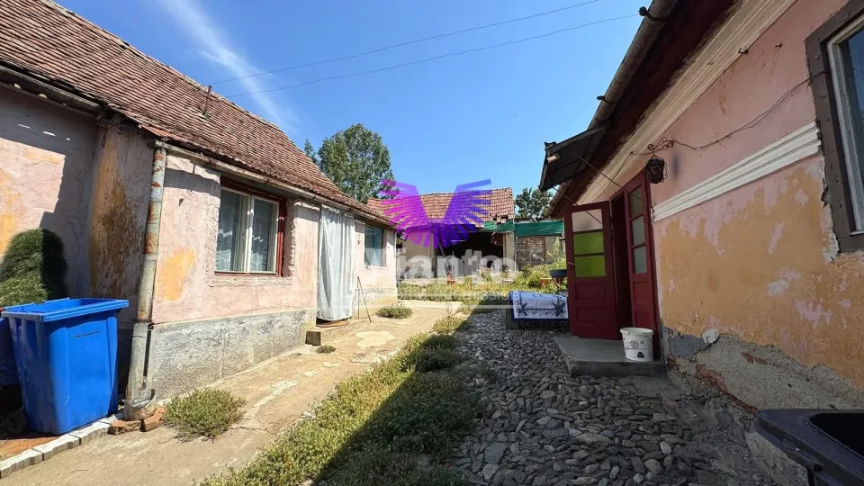 Haus mit zwei unabhängigen Gebäudeteilen und Grundstück 1050 m² zentral in Miercurea Sibiului
