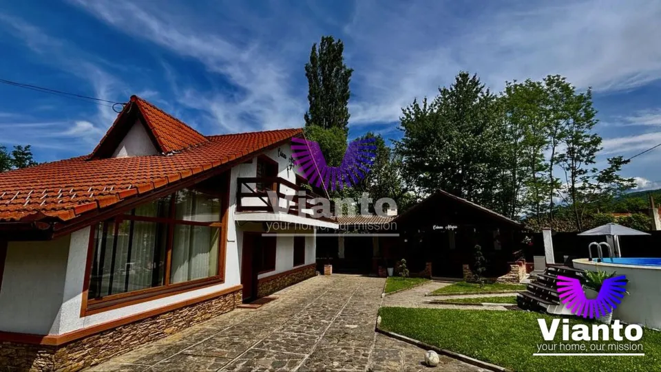 Casă de vânzare cu piscîna n Tocile – Sadu | Zonă superbă