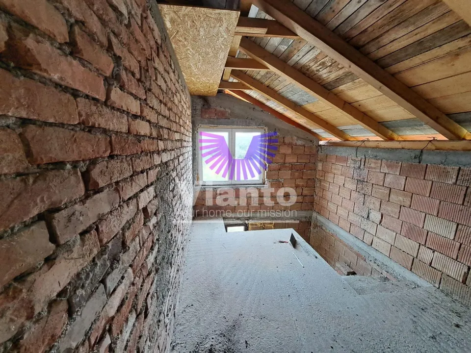 CASA 4 CAMERE 136 MPU SI TEREN 825MP IN DAIA