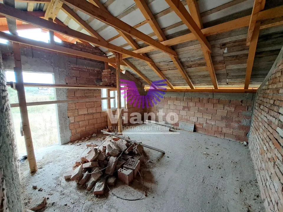 CASA 4 CAMERE 136 MPU SI TEREN 825MP IN DAIA