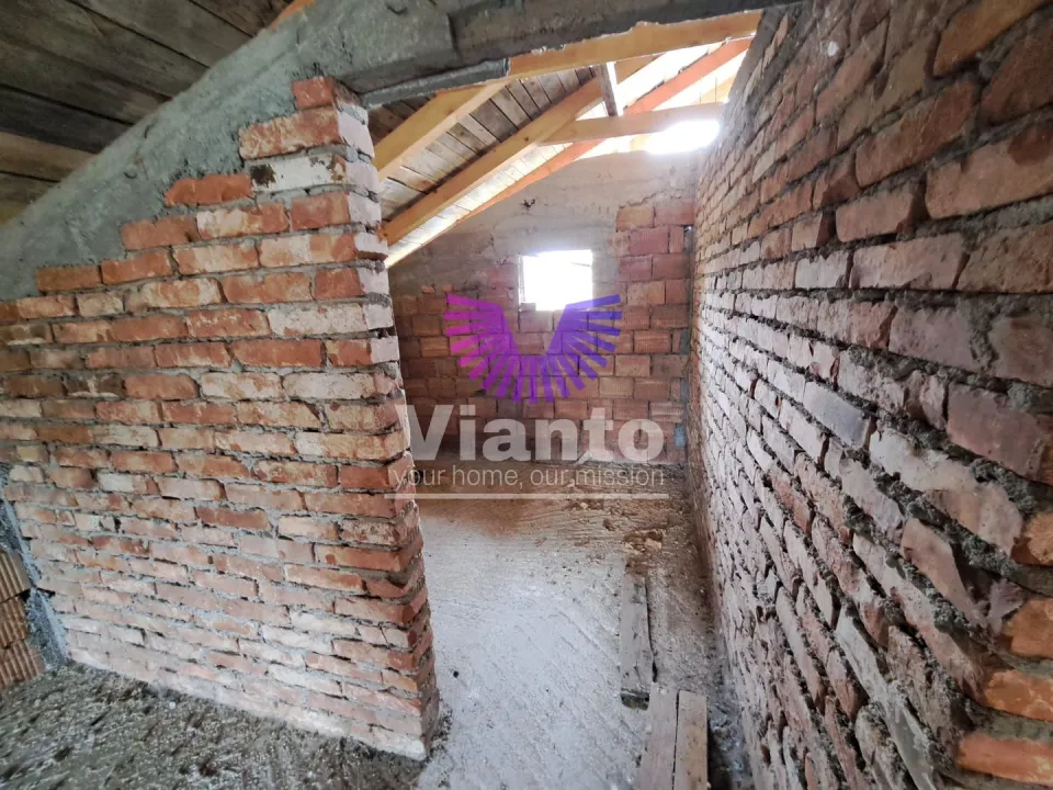 CASA 4 CAMERE 136 MPU SI TEREN 825MP IN DAIA