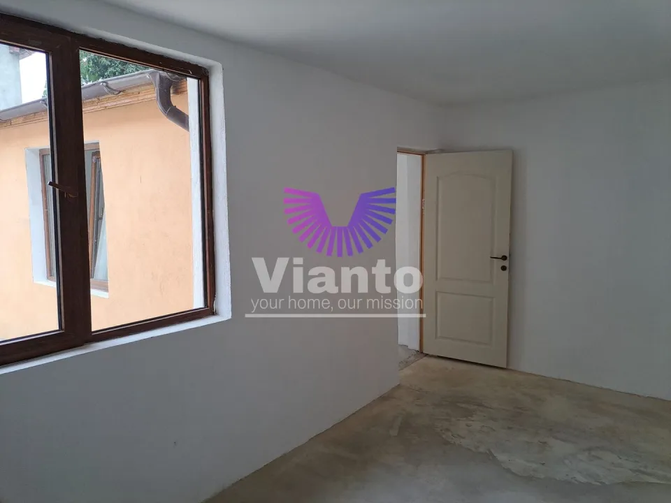 2-Room House - 37 sqm, and Courtyard 25 sqm in Piata Cluj