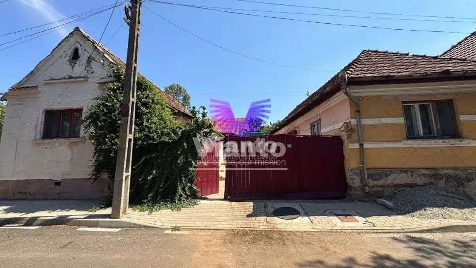 Haus mit zwei unabhängigen Gebäudeteilen und Grundstück 1050 m² zentral in Miercurea Sibiului