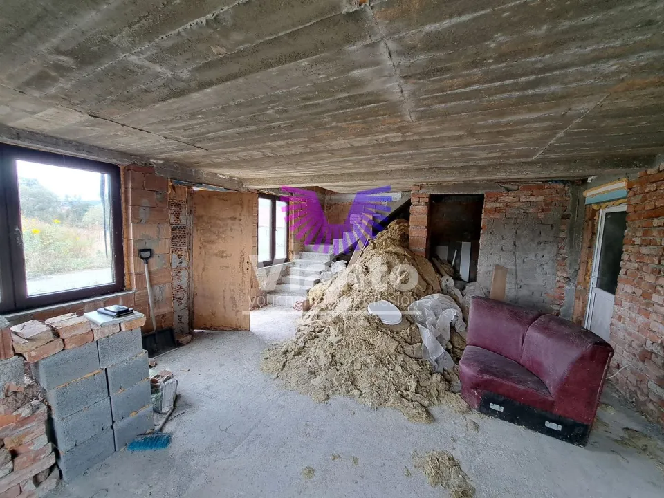 CASA 4 CAMERE 136 MPU SI TEREN 825MP IN DAIA